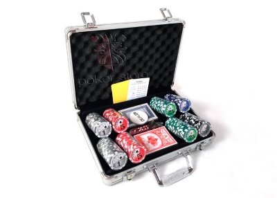 Набор для покера Royal Flush 200 фишек Номиналы 1, 5, 25, 50, 100
Сумма номиналов = 5300