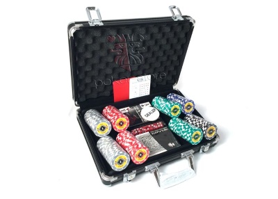 Набор для покера Crown 200 фишек Номиналы 1, 5, 10, 50, 100
Сумма номиналов = 4550